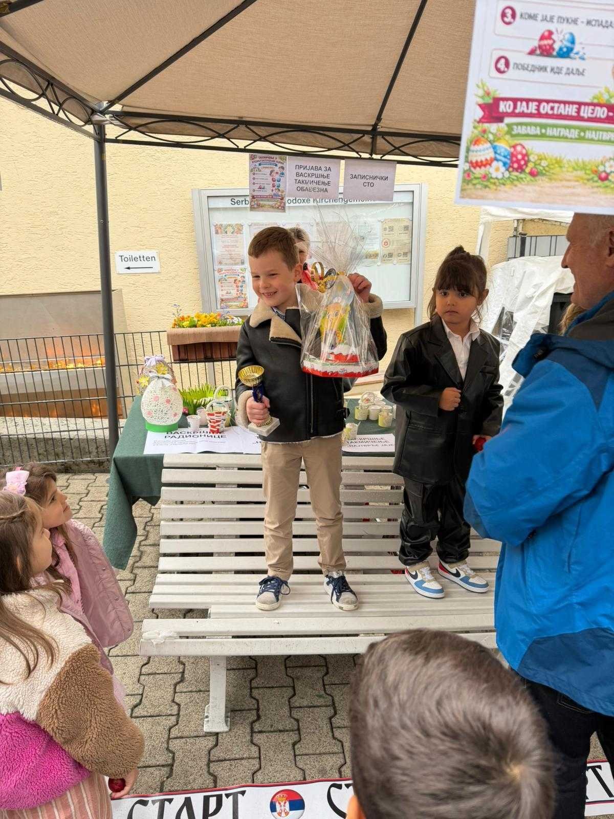 Јарић Симон поdiже побједнички пехар — такмичење у туцању јаја Штутгарт 2026