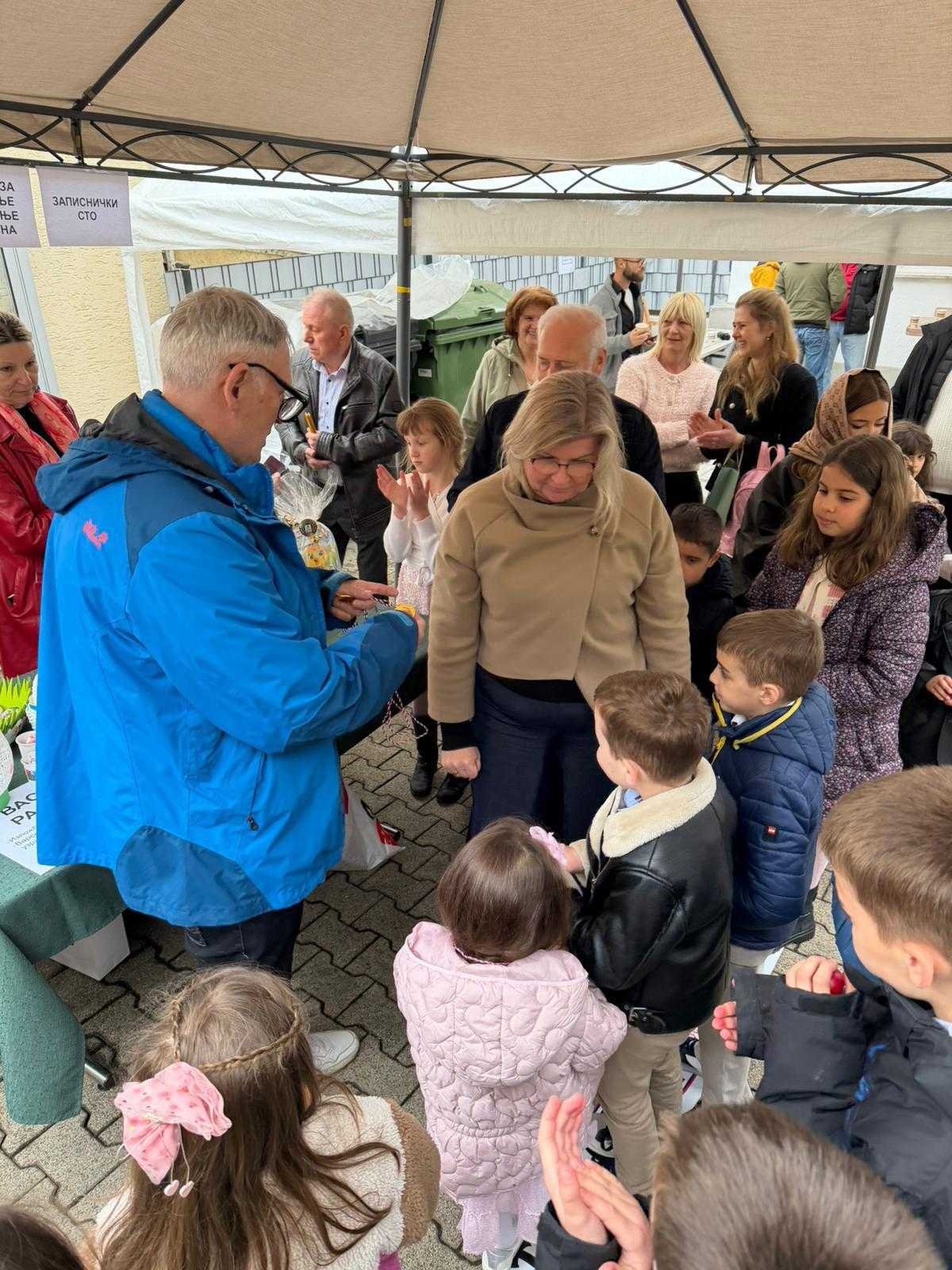 Вјероучитељ и дјеца СПКД Просвјета