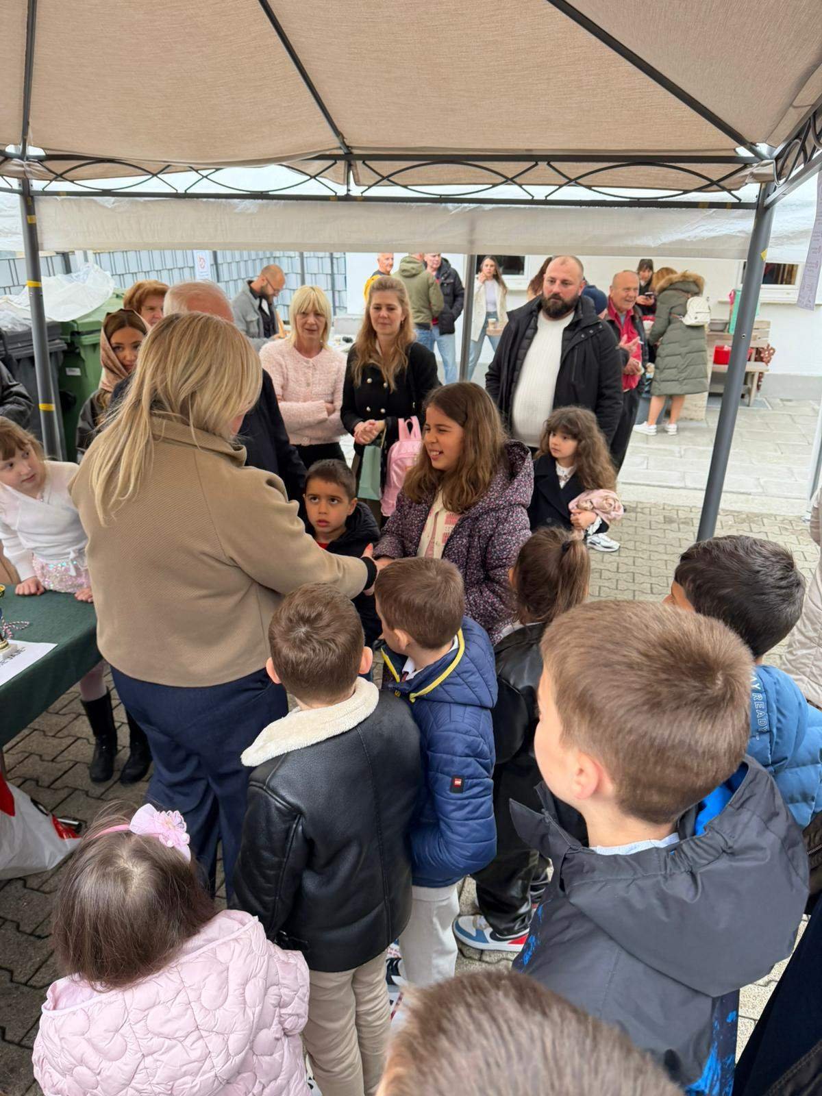 Учитељица са дјецом на изложби