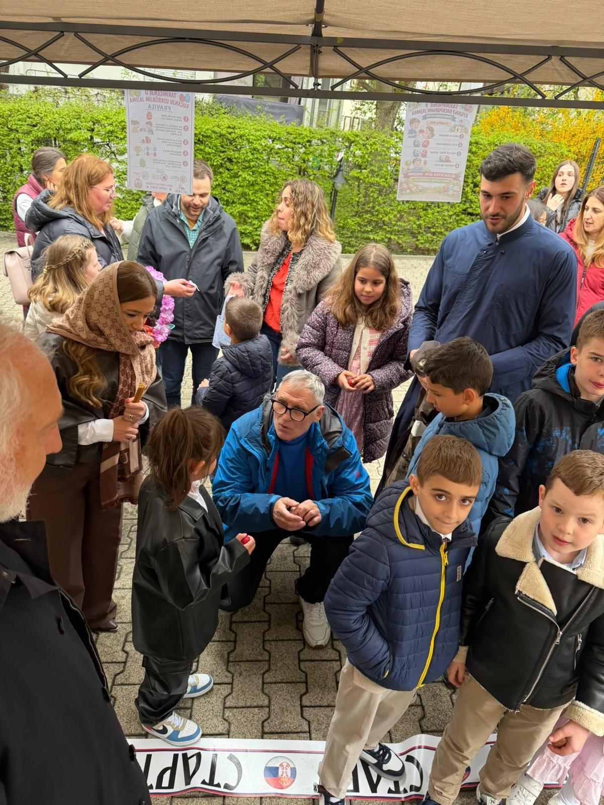 Окупљени родитељи и дјеца на изложби