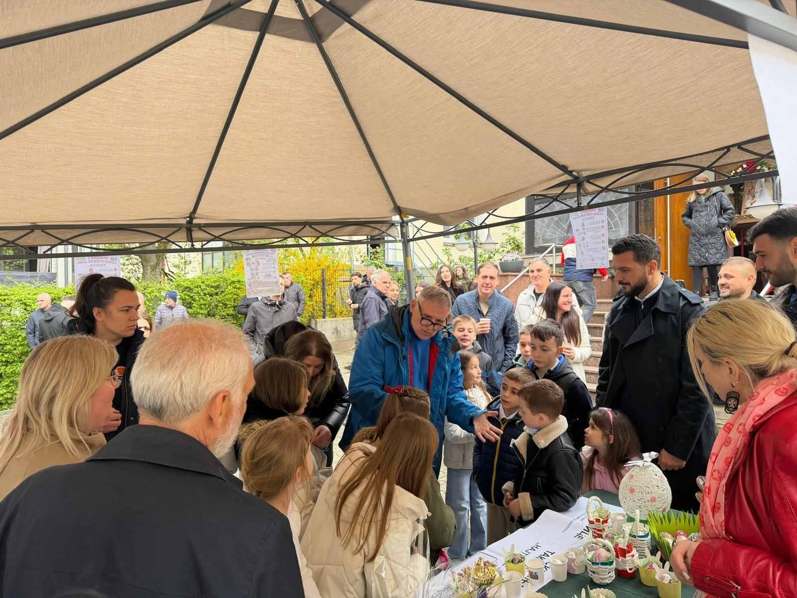 Гости и родитељи на изложби у цркви