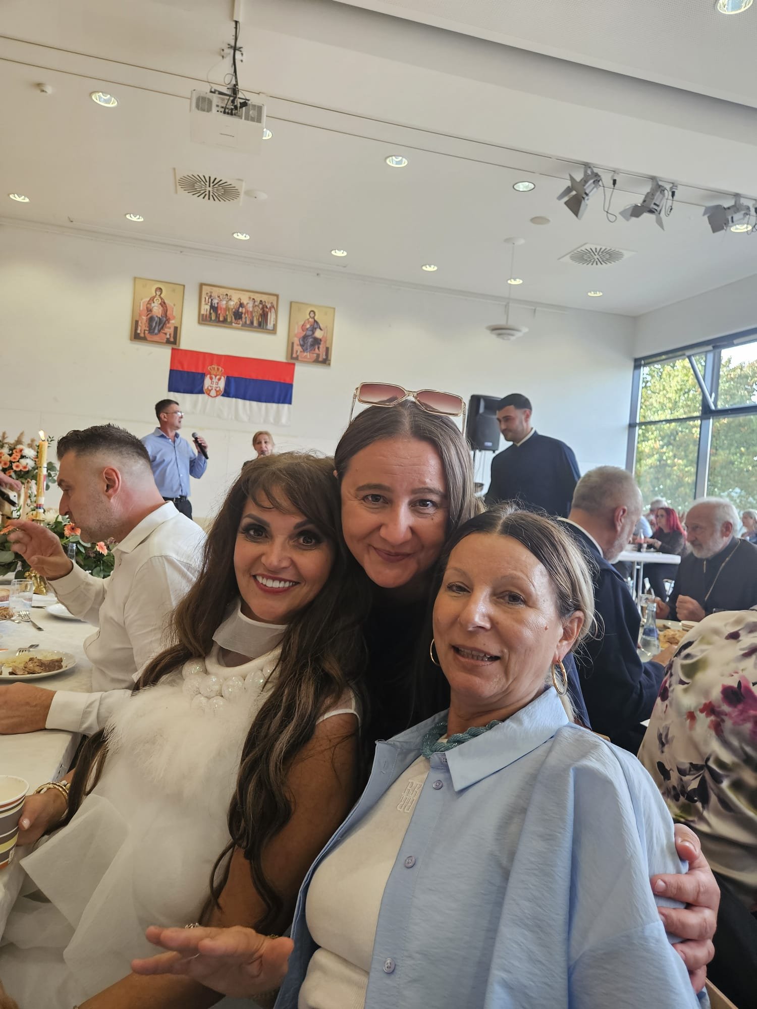 Дружење за славском трпезом на храмовној слави храма Сабора Срба Светитеља у Штутгарту