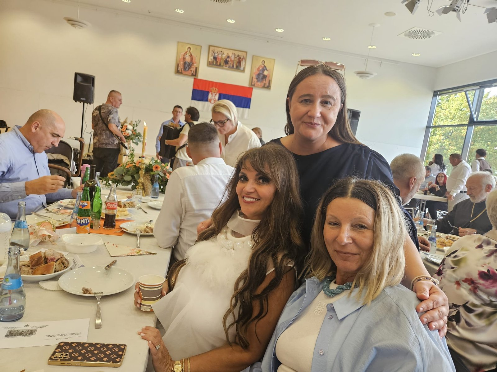 Гости за славском трпезом на храмовној слави у Штутгарт-Весту