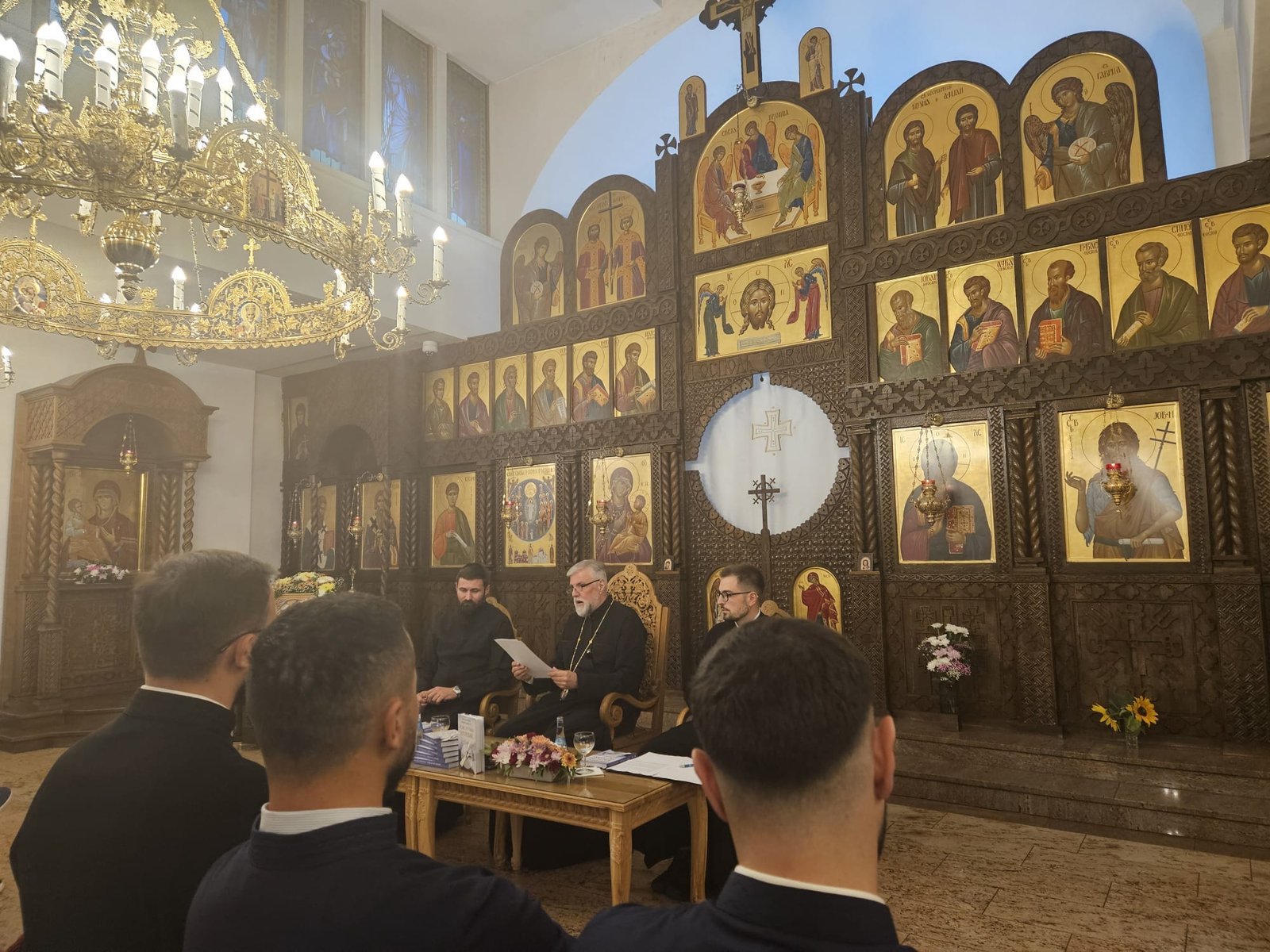 Митрополит њемачки Григорије представља књигу „Једни другима потребни“ у храму Сабора Срба Светитеља у Штутгарту