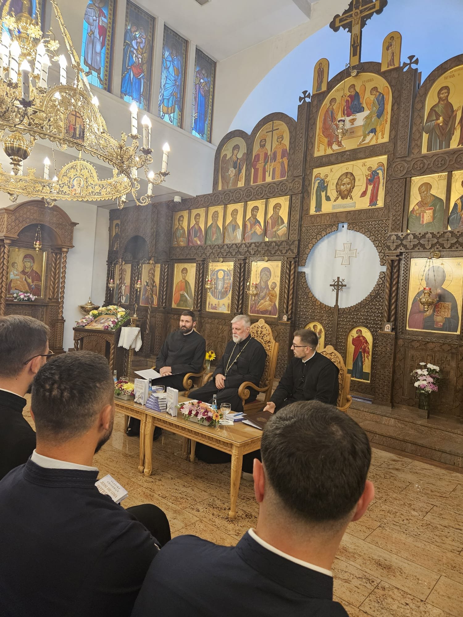 Митрополит Григорије и свештенство пред иконостасом храма Сабора Срба Светитеља током промоције књиге у Штутгарту